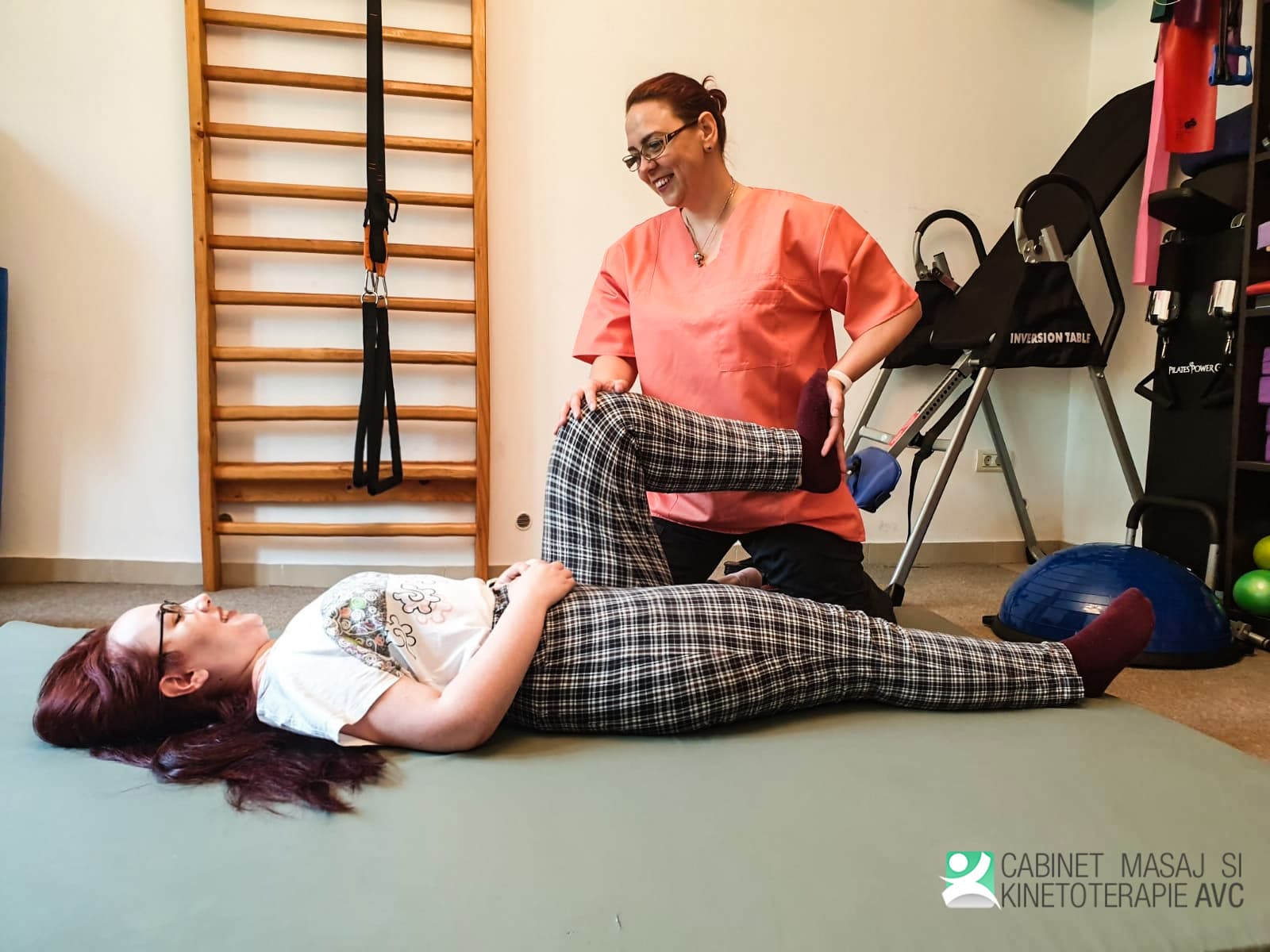 Andreea Cojocaru oferind kinetoterapie la domiciliul pacientului