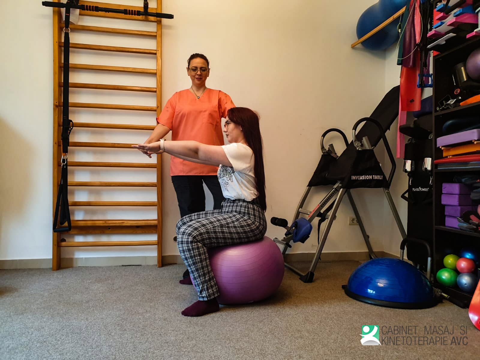 Andreea Cojocaru lucrând cu un pacient pe minge de exerciții